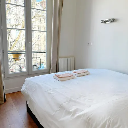 5 People Centre 3em In Meslay Marais Paris